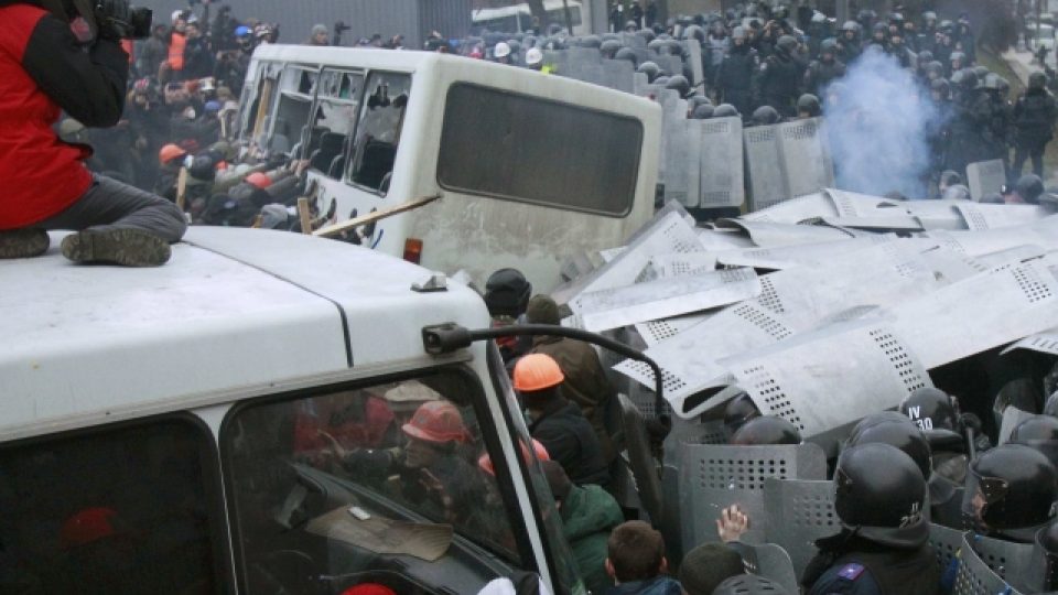 Demonstranti se v centru ukrajinského Kyjeva střetli s policií