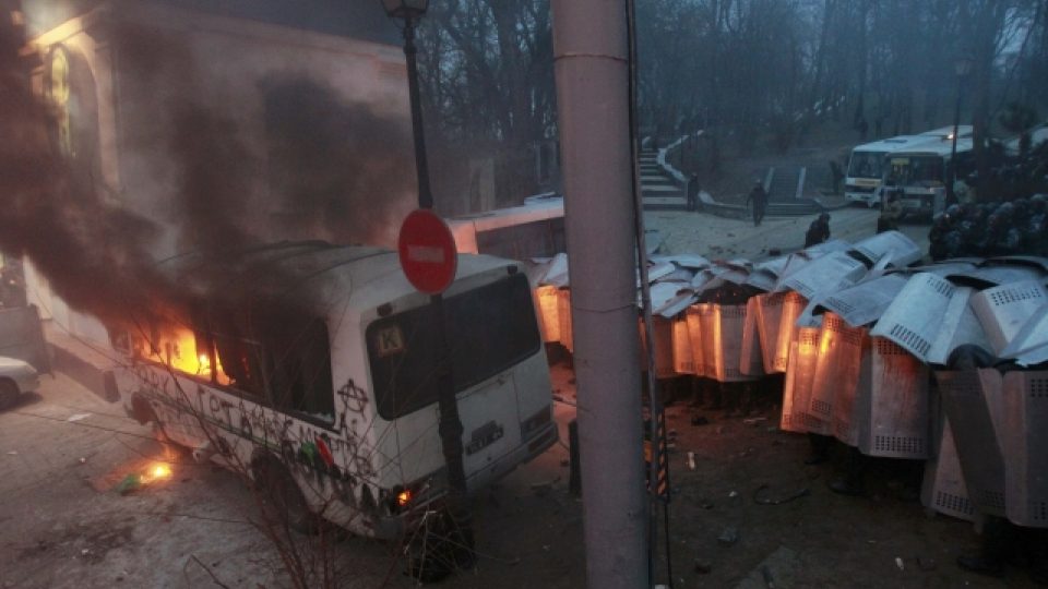 Demonstranti se v centru ukrajinského Kyjeva střetli s policií