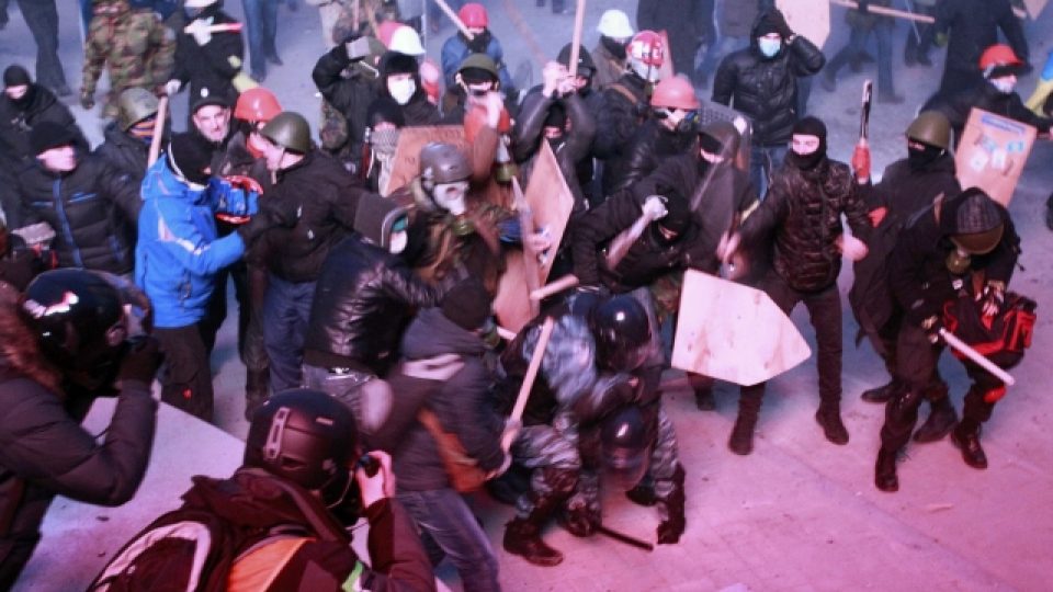 Demonstranti se v centru ukrajinského Kyjeva střetli s policií