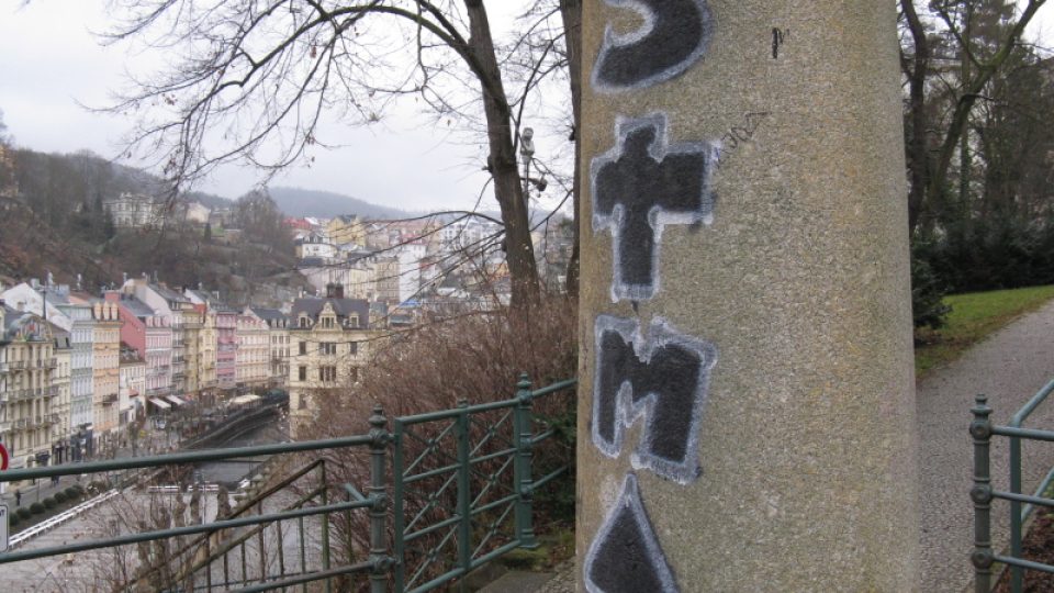 Poničené památky po řádění vandalů v Karlových Varech