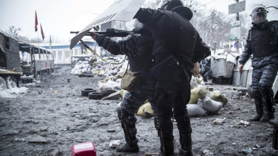 Ukrajinský premiér Mykola Azarov prohlásil, že policie nepoužívá ostré náboje 