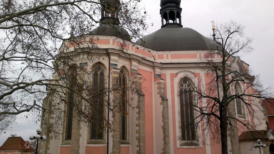 Osmiboký půdorys lodi kostela na Karlově odkazuje na hlavní loď cášské katedrály, která má také tvar oktogonu