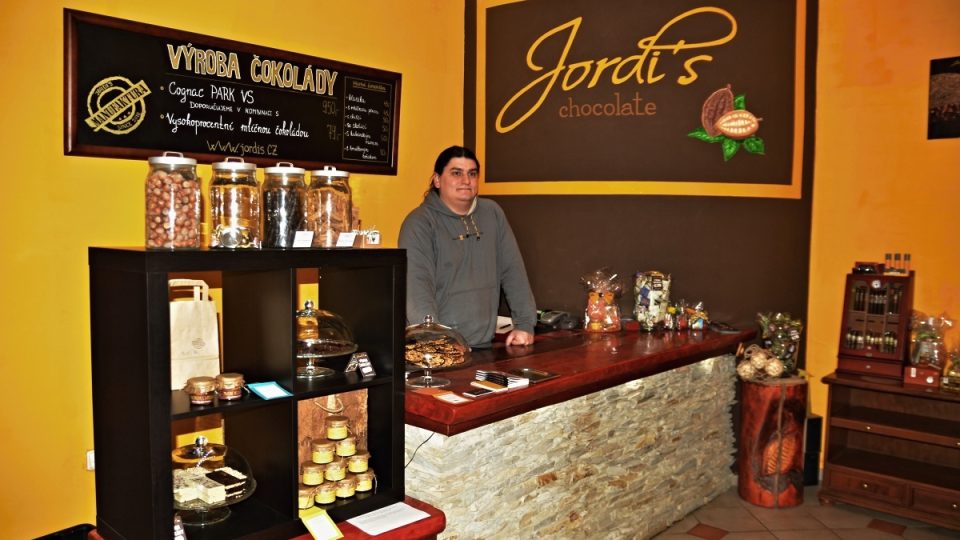 Jiří Stejskal v obchodě s čokoládou