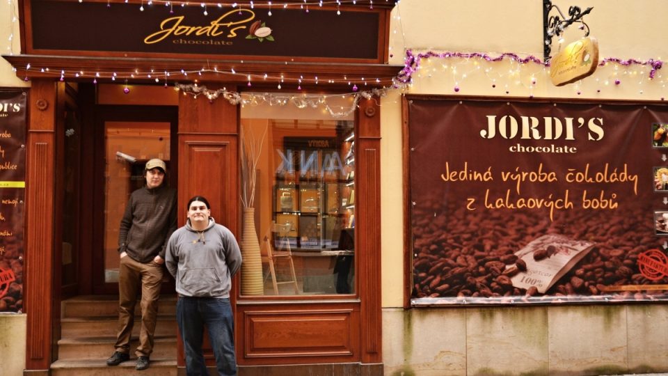 Lukáš Koudelka a Jiří Stejskal před obchodem s čokoládou