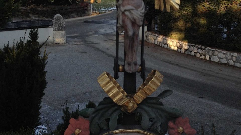 Jeden z prvních náhrobků, které u vchodu potkáte | foto: Vojtěch Berger Jeden z prvních náhrobků, které u vchodu potkáte