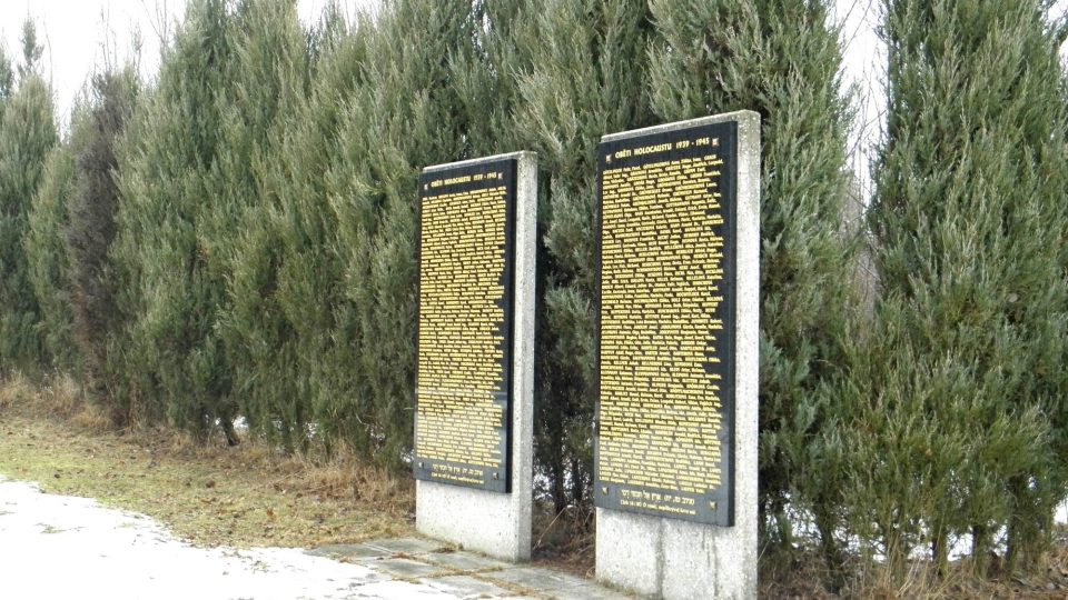 Desky se jmény obětí holocaustu v Olomouci - památník na hřbitově v Neředíně