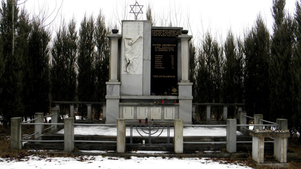 Památník obětem holocaustu na hřbitově v Olomouci - Neředíně