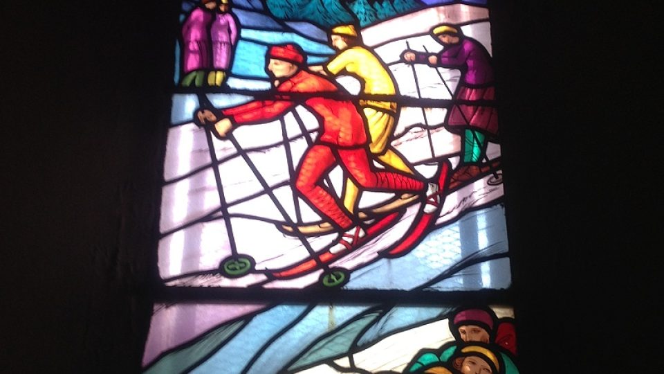 V místním kostele tu stále mají vitráže se sportovními motivy
