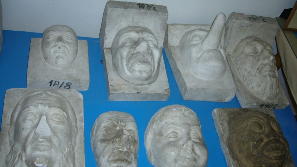 sádrofé formy na klasické masky (na gumičku).jpg