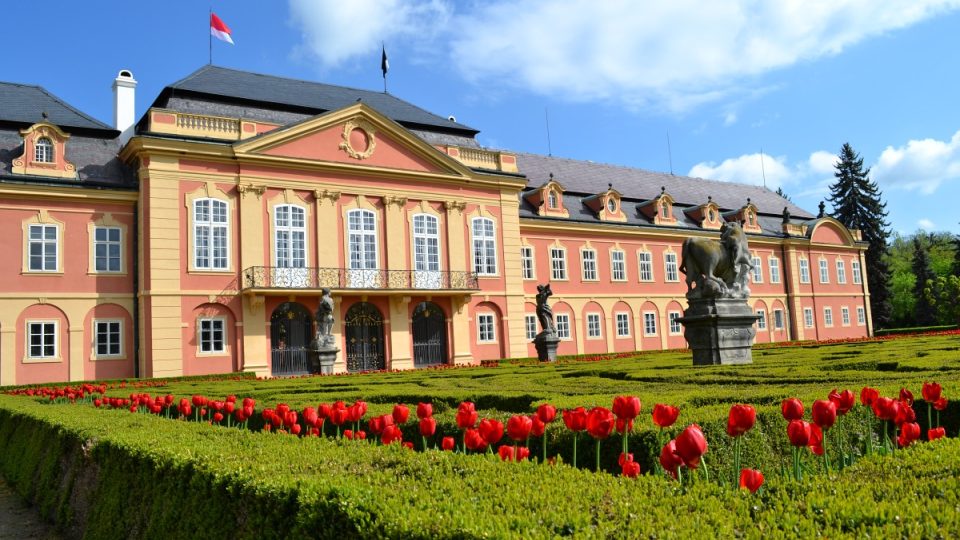 Záměk Dobříš a francouzský park