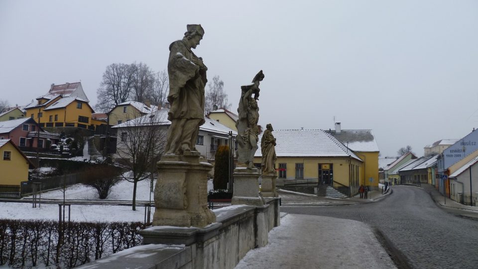 Sochami je osazená jen křesťanská polovina mostu