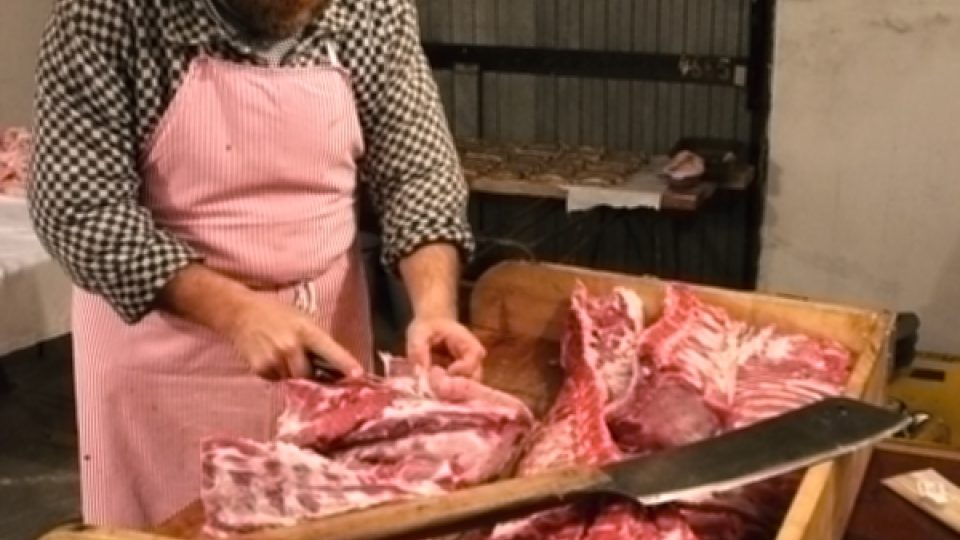 Řezník Jaroslav Fikera bourá maso