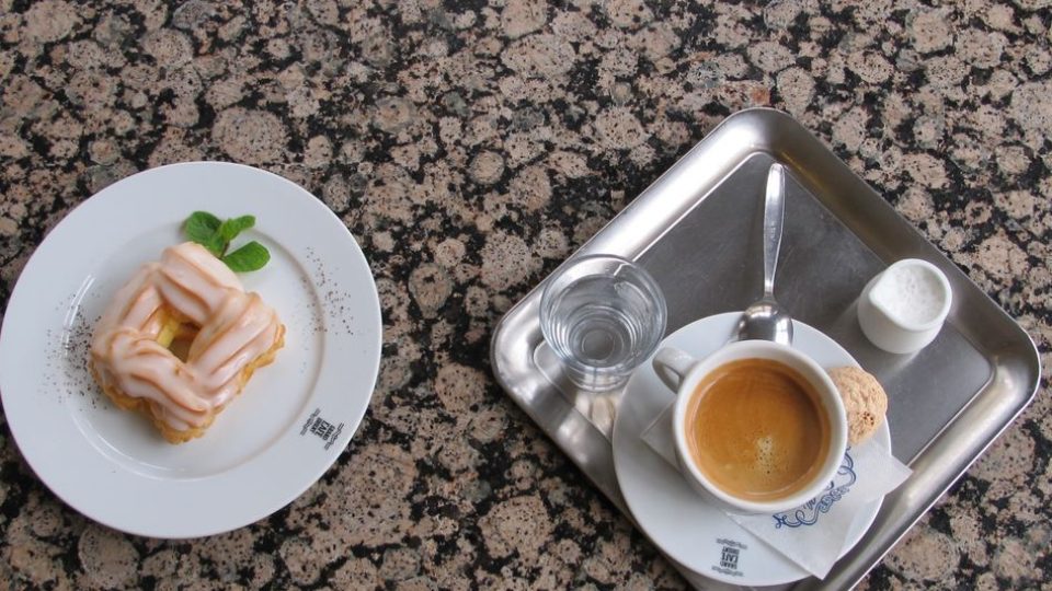 Grand Café Orient - espresso a kubistický věneček