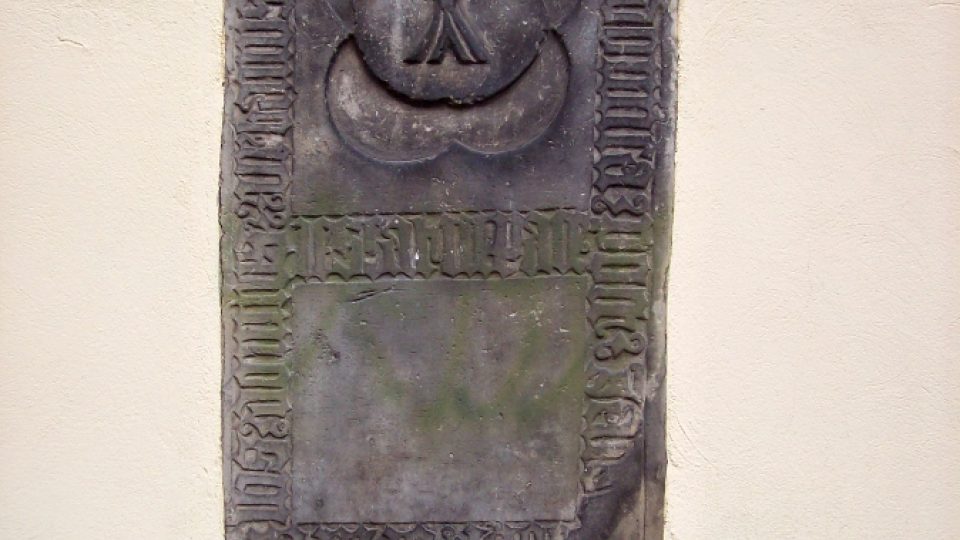 Jeden z náhrobních kamenů ve zdi