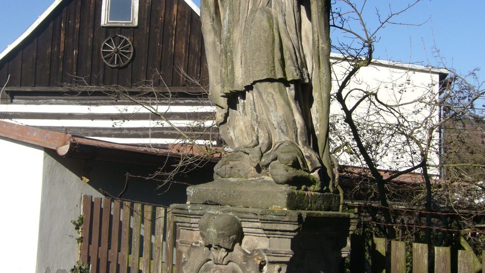 Jedna z poničených barokních soch na mostě směrem ke kapucínskému klášteru