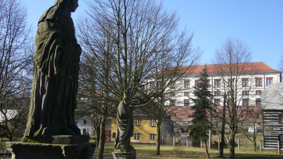 Poničené barokní sochy na zákupském mostě (v pozadí zákupský zámek)