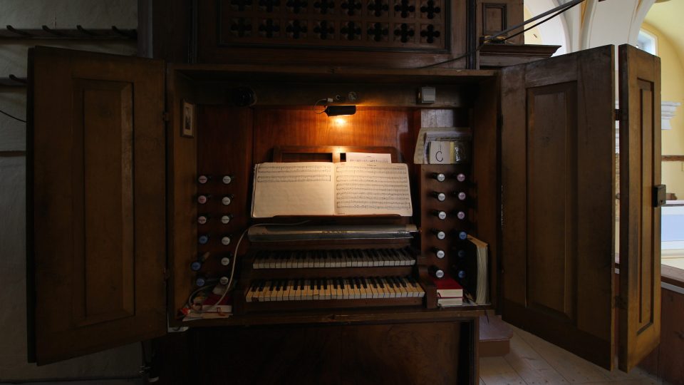 Vysoké n. J. kostel sv. Kateřiny, hrací stůl varhan J. Predigera z. 19. stol je schován ve skříni