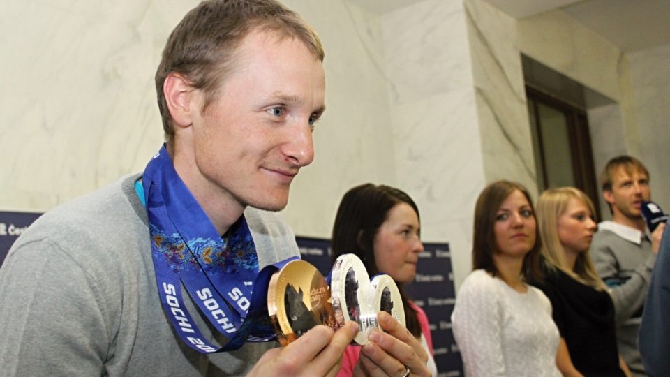Ondřej Moravec ukazuje tři olympijské medaile