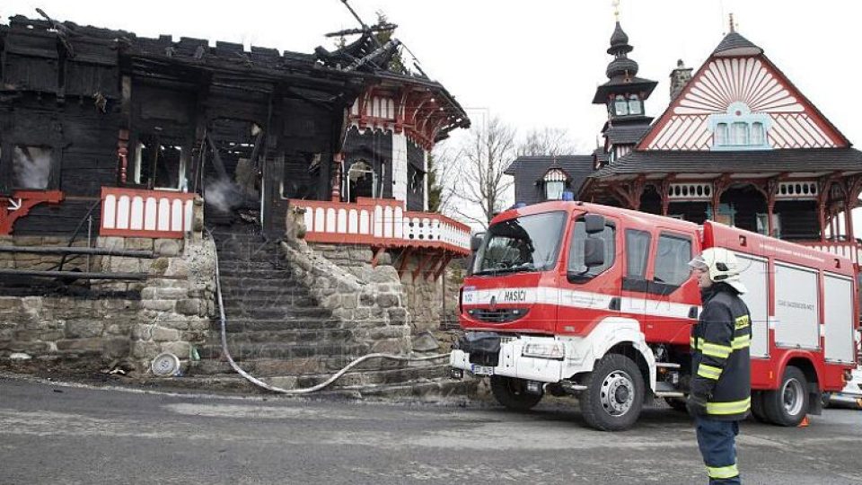 Rozsáhlý požár poničil chatu Libušín na Pustevnách, škody šplhají do desítek miliónů