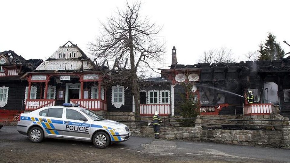 Rozsáhlý požár poničil chatu Libušín na Pustevnách, škody šplhají do desítek miliónů