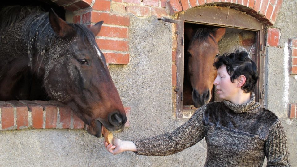 Blanka Filipová a jeden ze současných 12 zachráněných koní