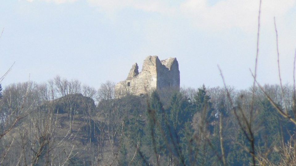 Pohled od šibenice na protilehlý hrad Přimda, před dvěma lety opět zpřístupněný 