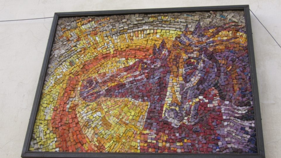 Hřebčín v Mimoni. Mozaika nad vchodem