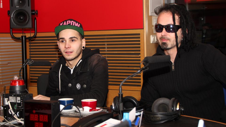 Matyáš Vorda a Pepa Bolan ve studiu Radiožurnálu