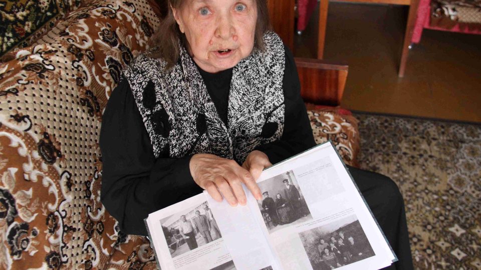Ludmila Antonovna Neprašová ukazuje rodinné fotografie