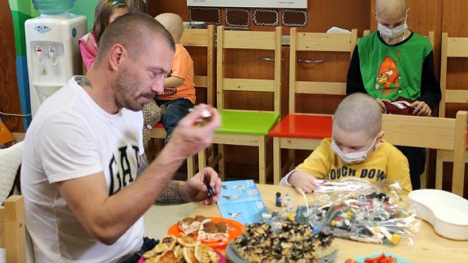 Fotbalista Tomáš Řepka pomáhá dětem s nádorovým onemocněním