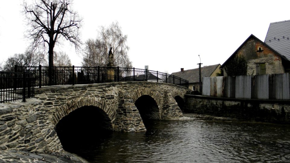 Dlouhá Loučka - most se sochou sv. Jana Nepomuckého