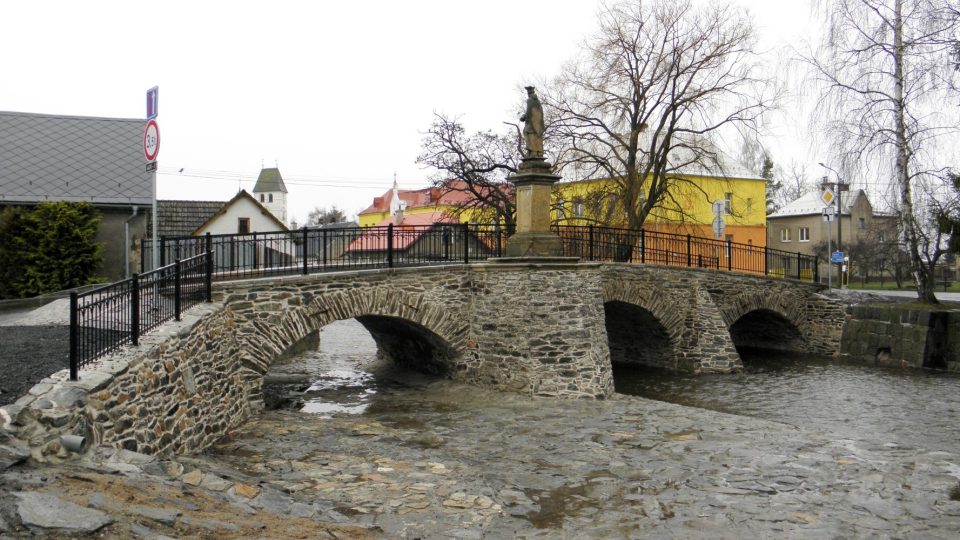 Dlouhá Loučka - most se sochou sv. Jana Nepomuckého