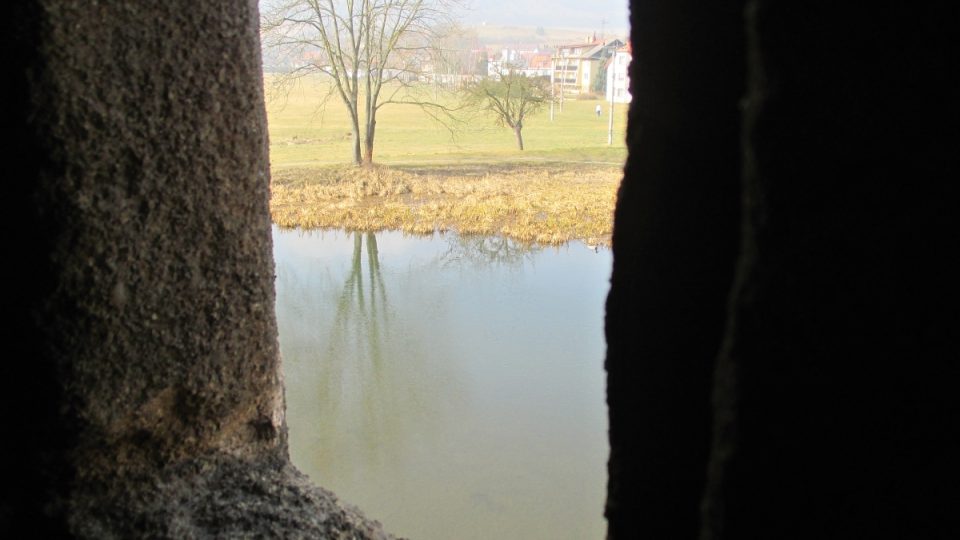 Pohled z hradu na vodní příkop