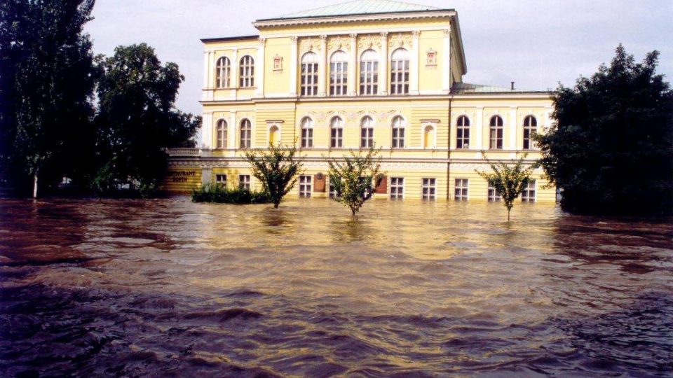 Povodně v roce 2002 těžce postihly i palác Žofín