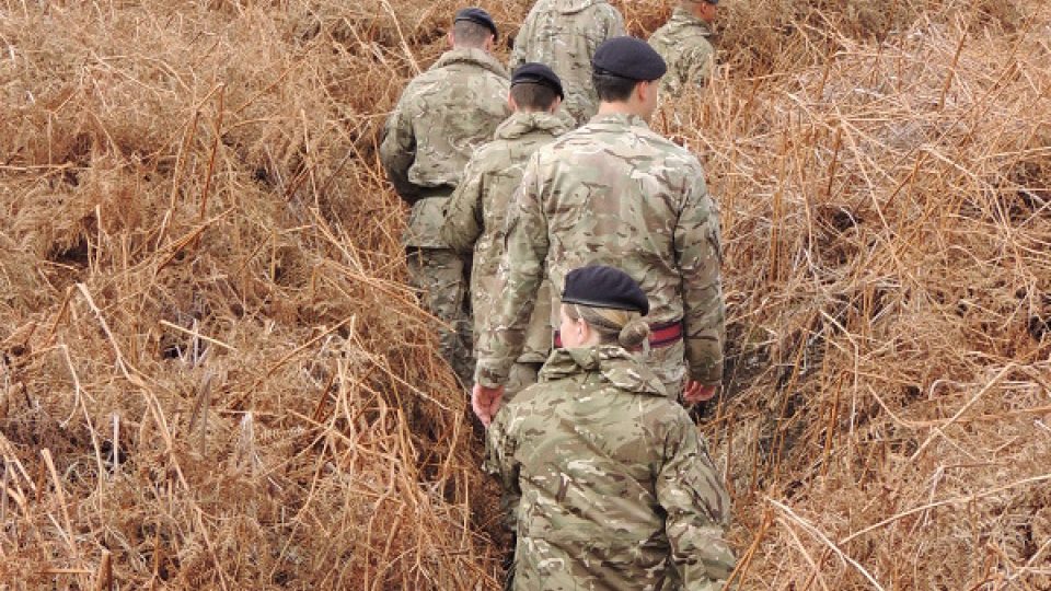 S průzkumem složitého terénu pomáhají archeologům i dobrovolníci z řad současných vojáků