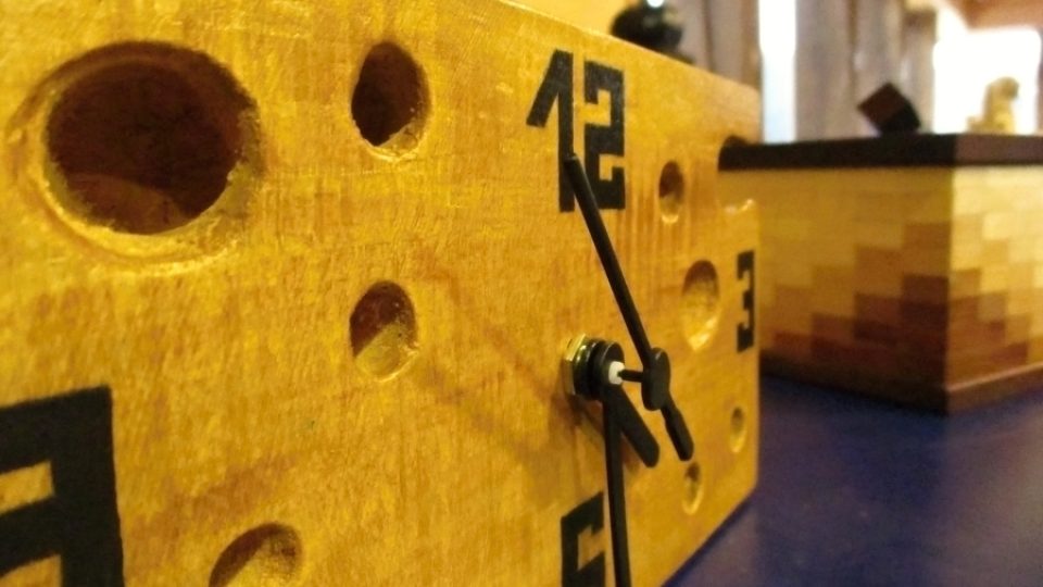Dřevěné sýrové hodiny