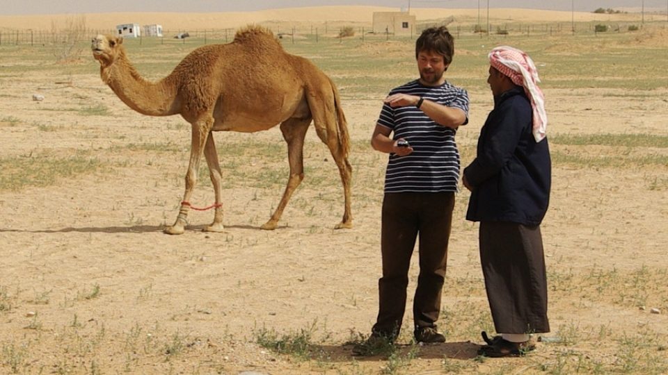 Autor reportáže si s pastevcem Ahmadem vysvětluje technické aspekty pasení velbloudů