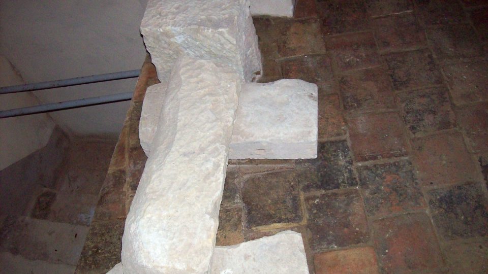 Původní dlažba a kamenné prvky ve sladovně
