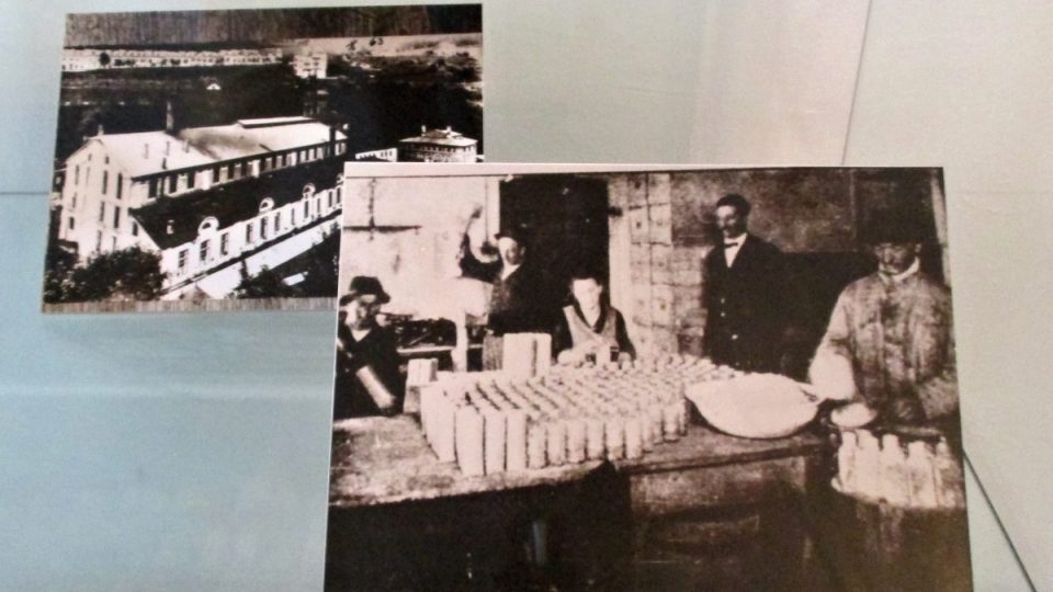 Dobové fotografie z výroby uranových barev v Jáchymově