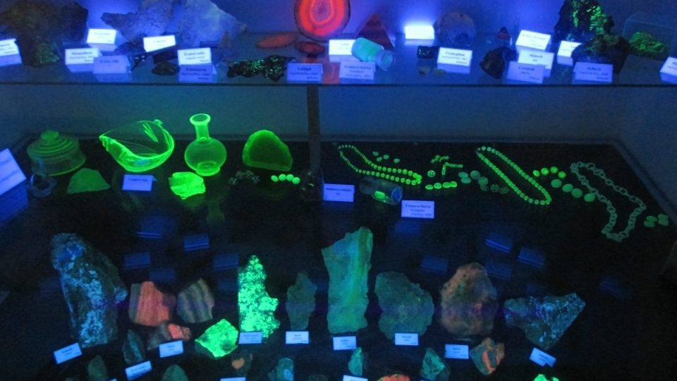 Minerály v jáchymovském muzeu Královská mincovna po UV osvětlením