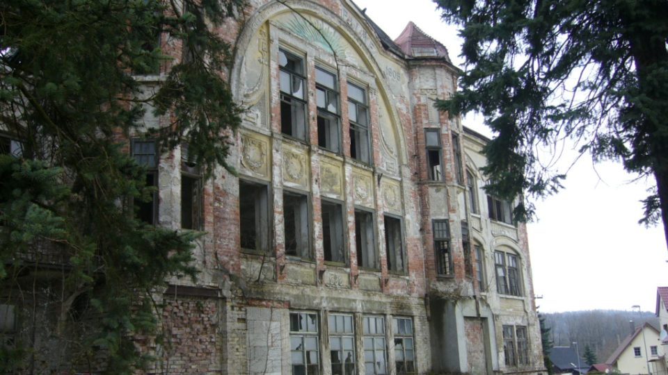 Bývalá továrna na výrobu lustrů v Kamenickém Šenově 