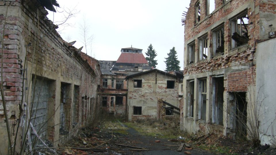 Dvůr bývalé továrny na výrobu lustru (tzv. Eliáška) v Kamenickém Šenově 