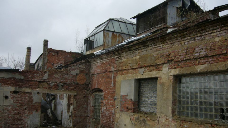 Dvůr bývalé továrny na výrobu lustru (tzv. Eliáška) v Kamenickém Šenově 3