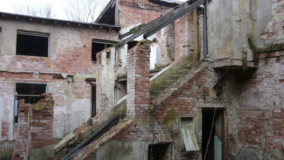 Dvůr bývalé továrny na výrobu lustru (tzv. Eliáška) v Kamenickém Šenově 