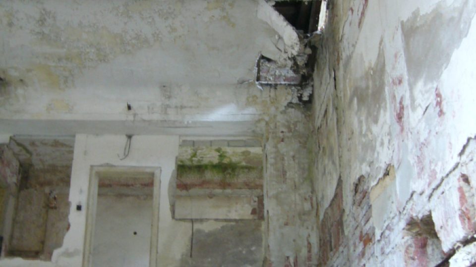 Chybějící patro a propadající se strop uvnitř bývalé továrny na výrobu lustrů, tzv. Eliášky