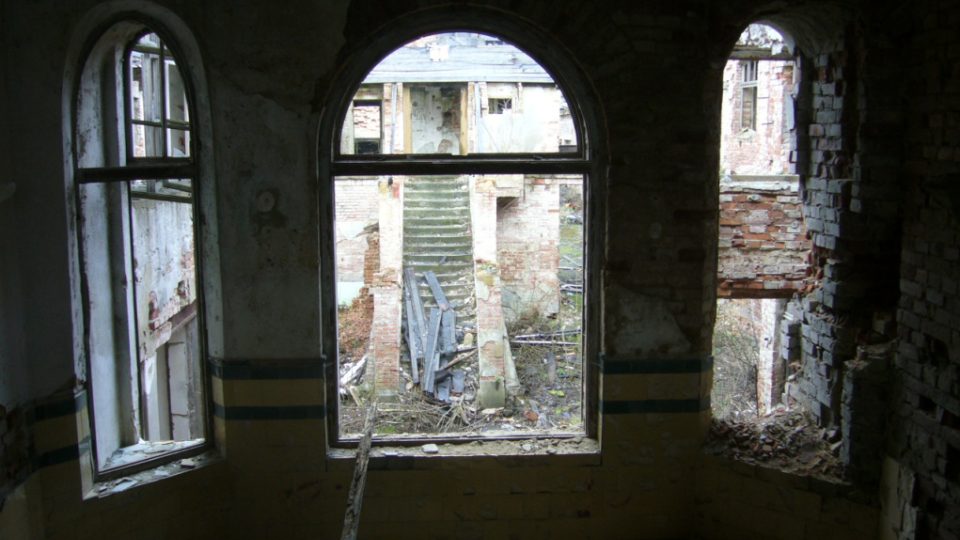 Kamenický Šenov – bývalá továrna na výrobu lustrů Eliáška. Pohled do dvora ze schodiště