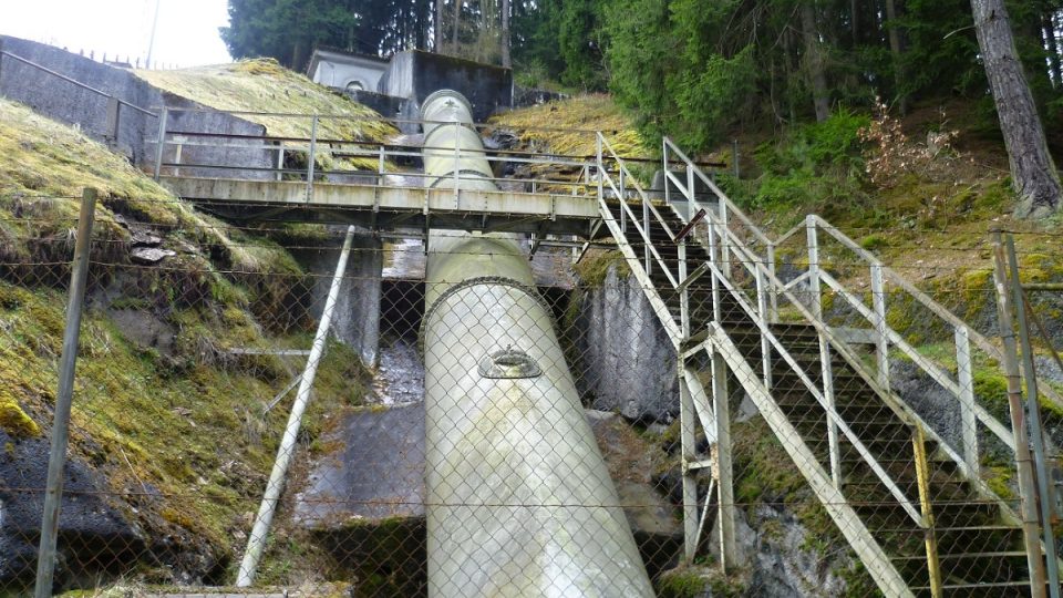 Voda teče do elektrárny přirozeným samospádem