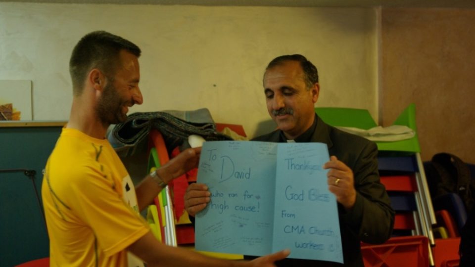 Otec Núr Sahaune předává Davidovi vzkazy od syrských žáků