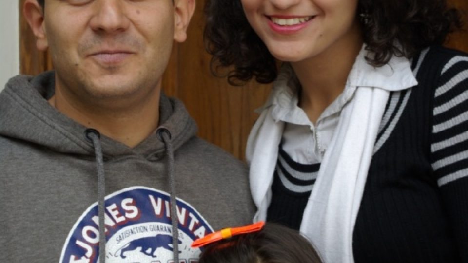 Žačka školy v Mafraku s tatínkem a příbuznou