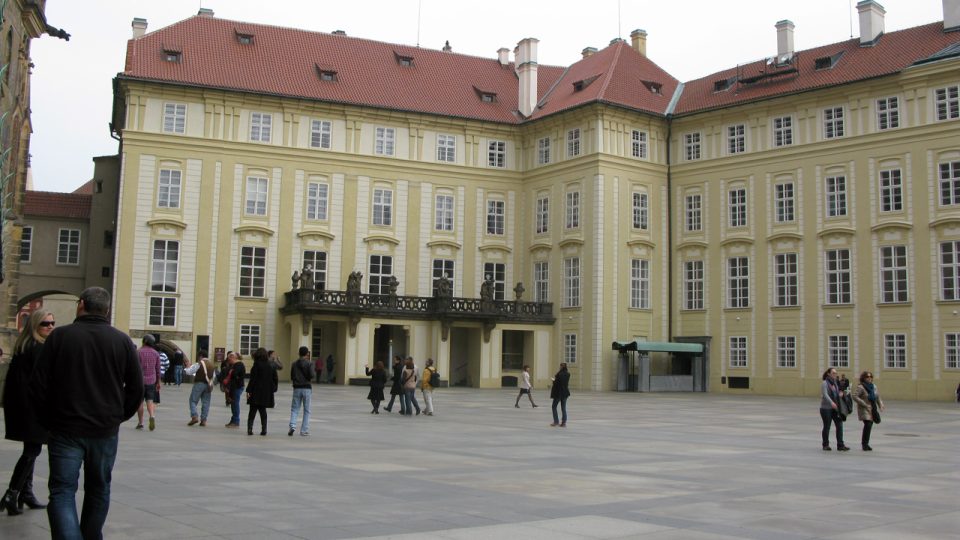 Výstava Symboly moci a paměti probíhá v někdejším korunním archivu ve Starém královském paláci na Pražském hradě, je součástí tradičního prohlídkového okruhu.
